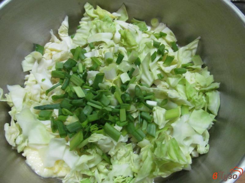 Фото приготовление рецепта: Теплый овощной салат из капусты с тыквой и горошком шаг №2