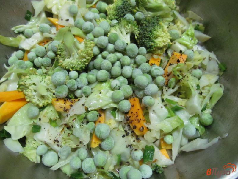 Фото приготовление рецепта: Теплый овощной салат из капусты с тыквой и горошком шаг №5