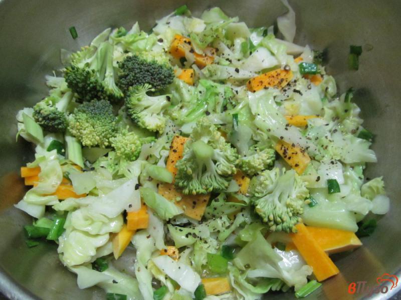 Фото приготовление рецепта: Теплый овощной салат из капусты с тыквой и горошком шаг №4