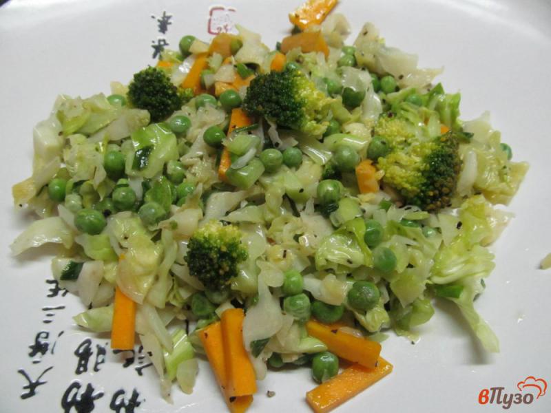 Фото приготовление рецепта: Теплый овощной салат из капусты с тыквой и горошком шаг №6