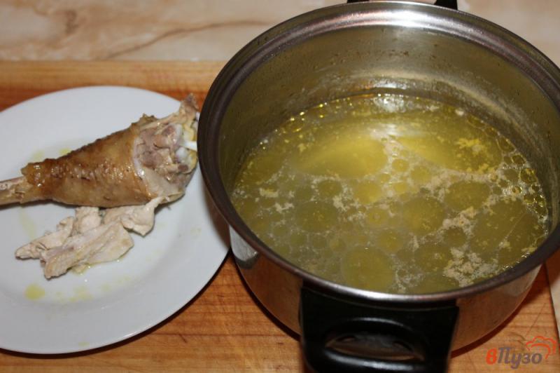 Фото приготовление рецепта: Суп с курицей и грибами на бульоне шаг №1
