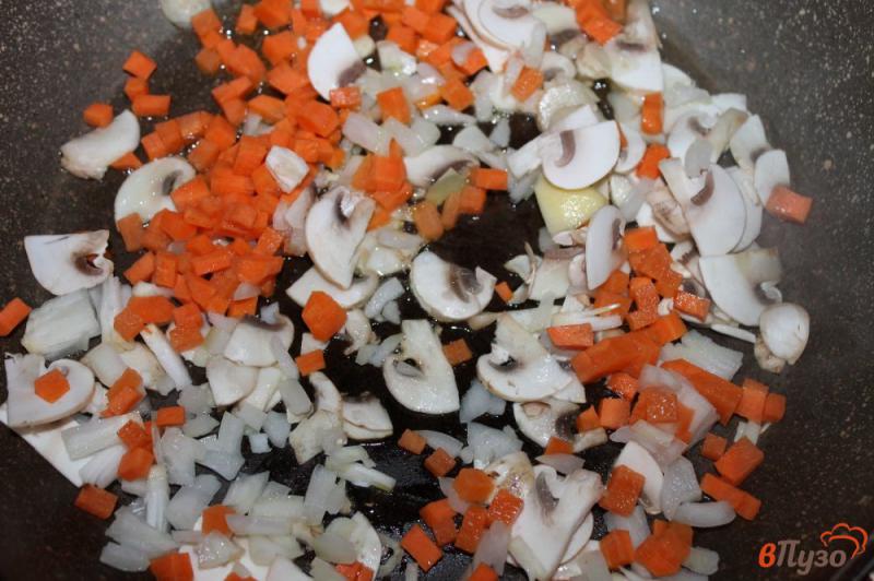 Фото приготовление рецепта: Суп с курицей и грибами на бульоне шаг №3