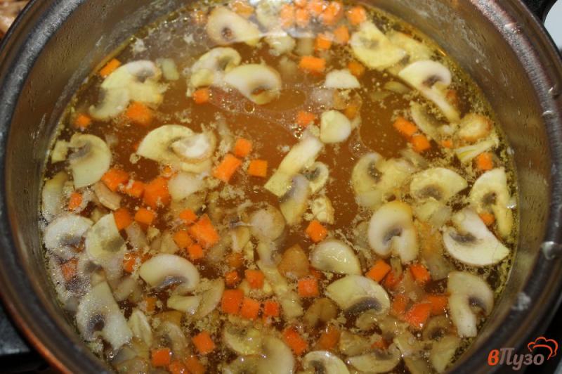 Фото приготовление рецепта: Суп с курицей и грибами на бульоне шаг №4
