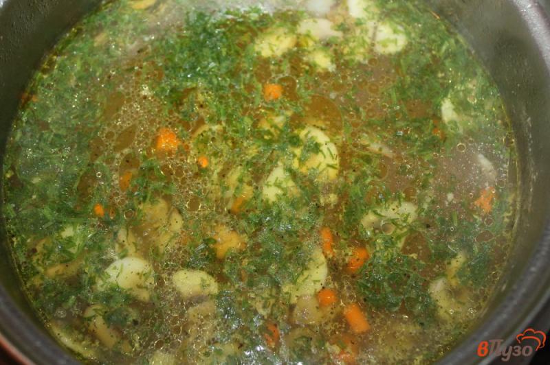 Фото приготовление рецепта: Суп с курицей и грибами на бульоне шаг №5