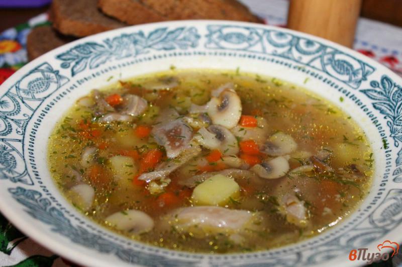 Фото приготовление рецепта: Суп с курицей и грибами на бульоне шаг №6