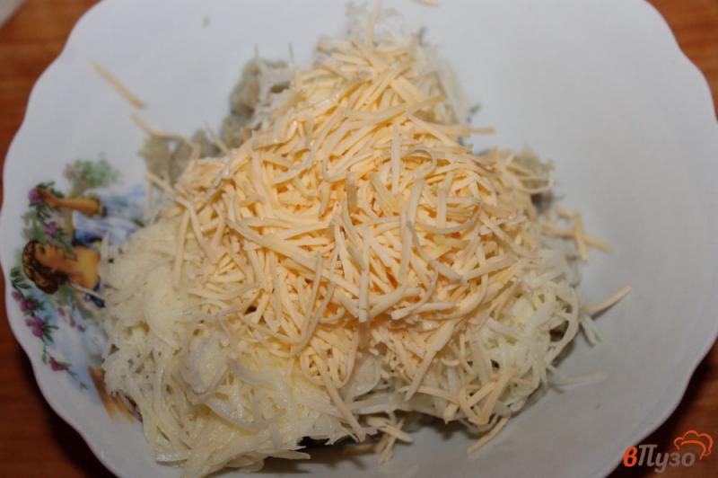 Фото приготовление рецепта: Оладьи из цветной капусты с картофелем и сыром шаг №3