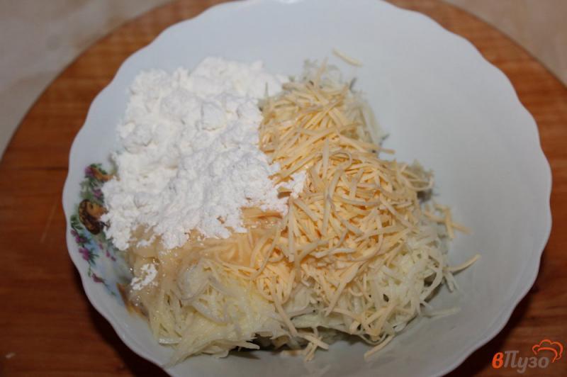 Фото приготовление рецепта: Оладьи из цветной капусты с картофелем и сыром шаг №4