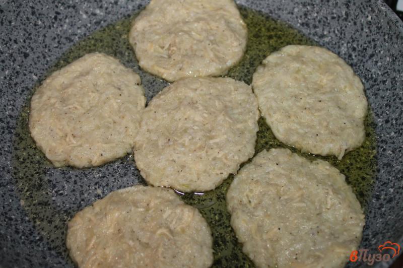 Фото приготовление рецепта: Оладьи из цветной капусты с картофелем и сыром шаг №5