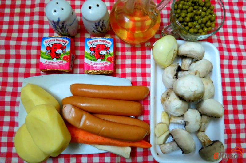 Фото приготовление рецепта: Суп с сырочками, сосисками и грибами шаг №1