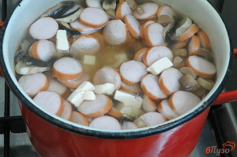 Фото приготовление рецепта: Суп с сырочками, сосисками и грибами шаг №4