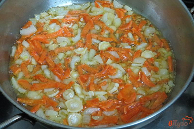 Фото приготовление рецепта: Суп с сырочками, сосисками и грибами шаг №5