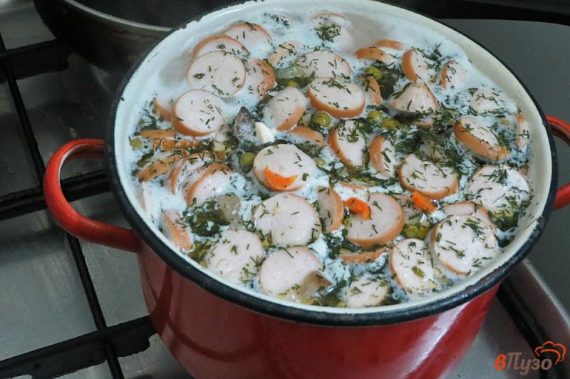Фото приготовление рецепта: Суп с сырочками, сосисками и грибами шаг №6