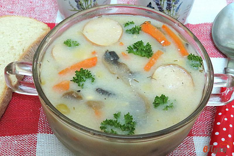Фото приготовление рецепта: Суп с сырочками, сосисками и грибами шаг №8