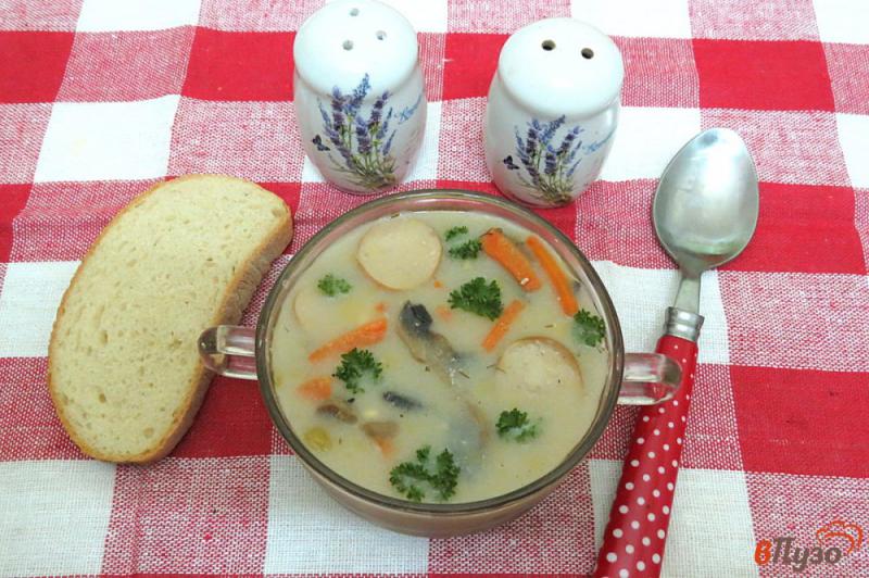 Фото приготовление рецепта: Суп с сырочками, сосисками и грибами шаг №9