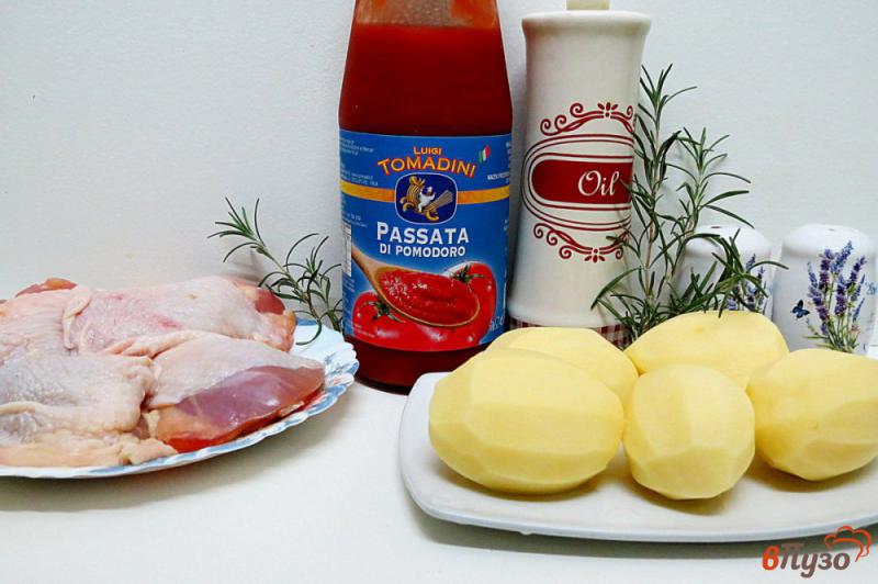 Фото приготовление рецепта: Куриные бёдра маринованные и запеченные с картофелем шаг №1