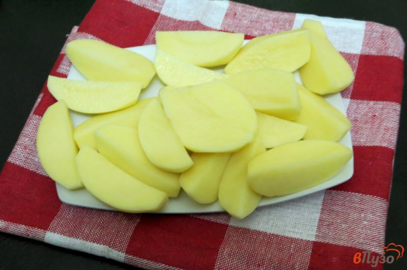 Фото приготовление рецепта: Куриные бёдра маринованные и запеченные с картофелем шаг №2