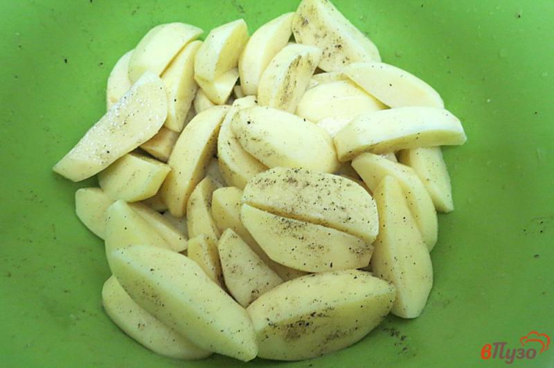 Фото приготовление рецепта: Куриные бёдра маринованные и запеченные с картофелем шаг №5