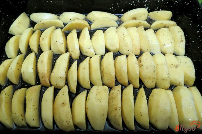 Фото приготовление рецепта: Куриные бёдра маринованные и запеченные с картофелем шаг №6