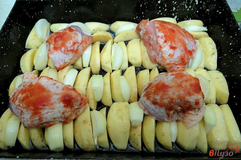 Фото приготовление рецепта: Куриные бёдра маринованные и запеченные с картофелем шаг №7