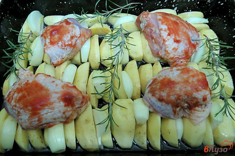 Фото приготовление рецепта: Куриные бёдра маринованные и запеченные с картофелем шаг №8