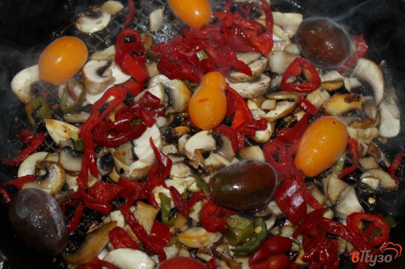 Фото приготовление рецепта: Спагетти с овощами и грибами в томатно - имбирном соусе шаг №3