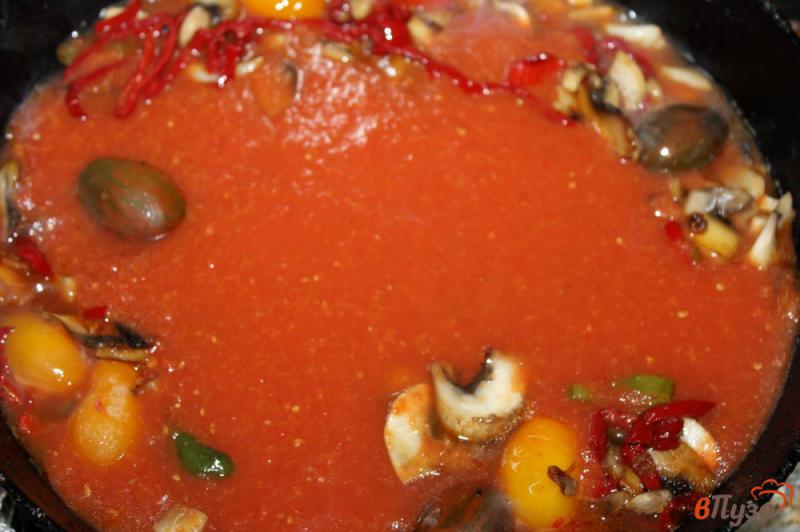 Фото приготовление рецепта: Спагетти с овощами и грибами в томатно - имбирном соусе шаг №4