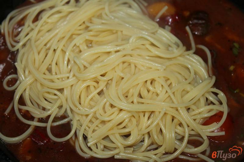 Фото приготовление рецепта: Спагетти с овощами и грибами в томатно - имбирном соусе шаг №6