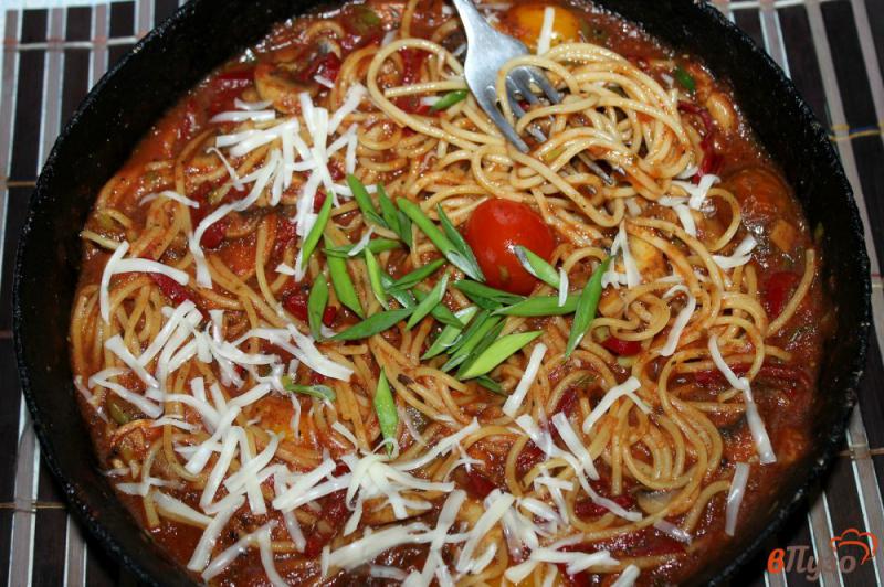 Фото приготовление рецепта: Спагетти с овощами и грибами в томатно - имбирном соусе шаг №7