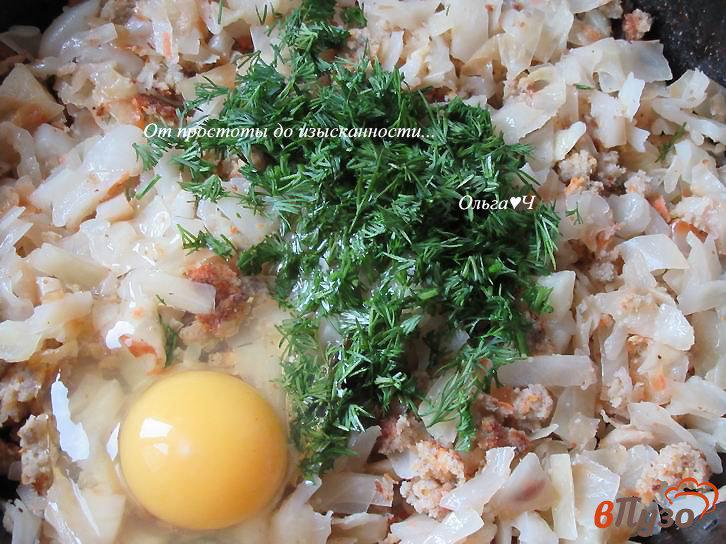 Фото приготовление рецепта: Заливной пирог с капустой и сельдью шаг №3