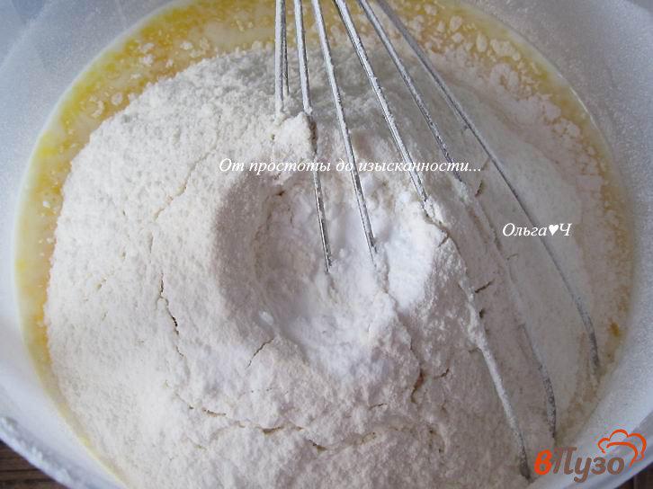 Фото приготовление рецепта: Заливной пирог с капустой и сельдью шаг №4
