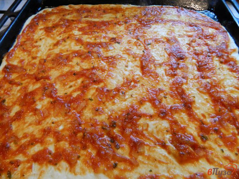 Фото приготовление рецепта: Пицца с соусом, колбасой и моцареллой шаг №8