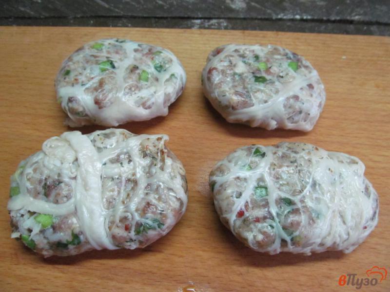 Фото приготовление рецепта: Котлеты из баранины в жировой сетке шаг №4