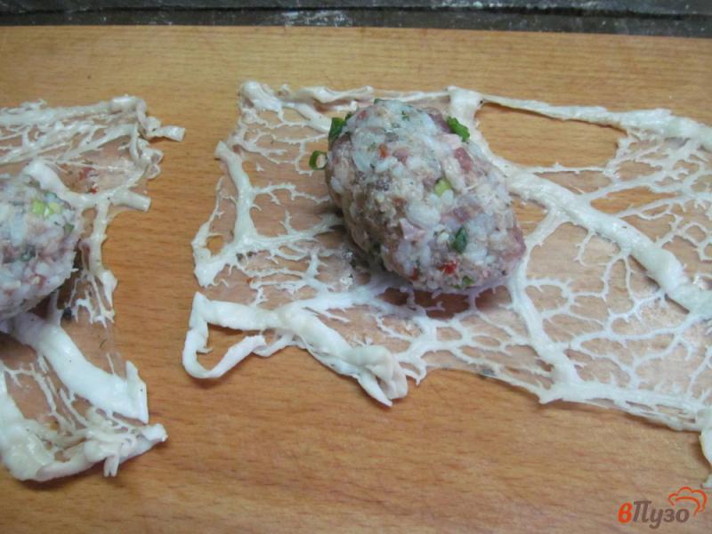 Фото приготовление рецепта: Котлеты из баранины в жировой сетке шаг №3