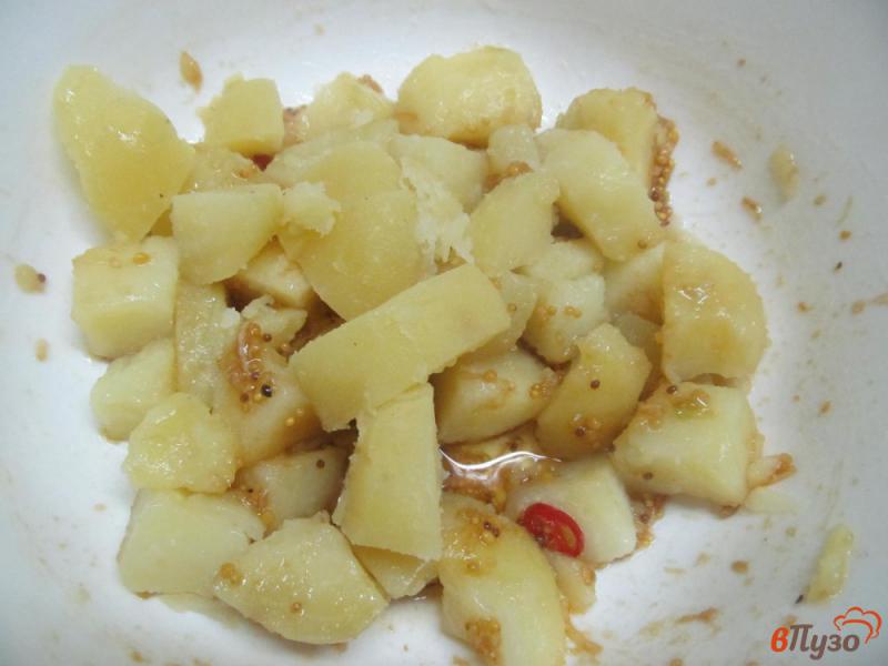 Фото приготовление рецепта: Салат из картофеля оливок и вялеными томатами шаг №2