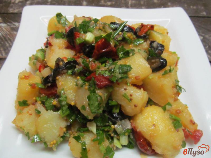 Фото приготовление рецепта: Салат из картофеля оливок и вялеными томатами шаг №4