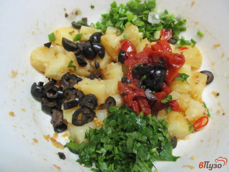 Фото приготовление рецепта: Салат из картофеля оливок и вялеными томатами шаг №3