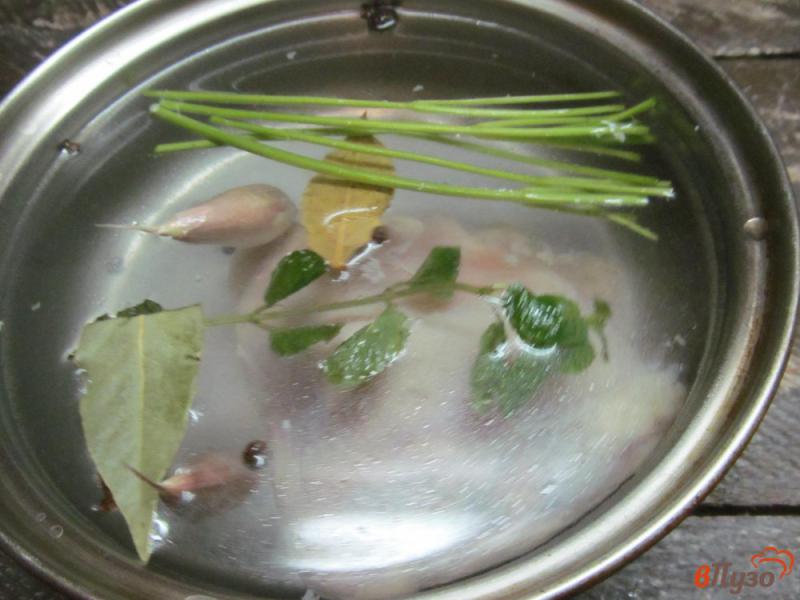 Фото приготовление рецепта: Суп на курином бульоне с макаронами и шпинатом шаг №1