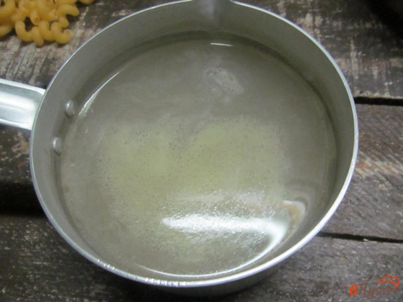 Фото приготовление рецепта: Суп на курином бульоне с макаронами и шпинатом шаг №2