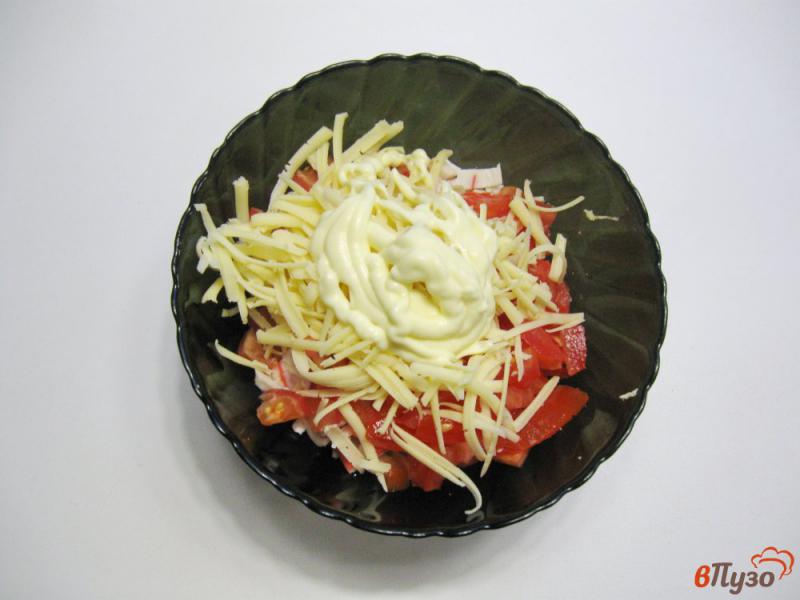 Фото приготовление рецепта: Салат с крабовыми палочками и помидорами шаг №5