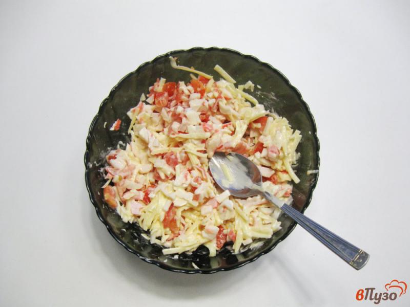 Фото приготовление рецепта: Салат с крабовыми палочками и помидорами шаг №6