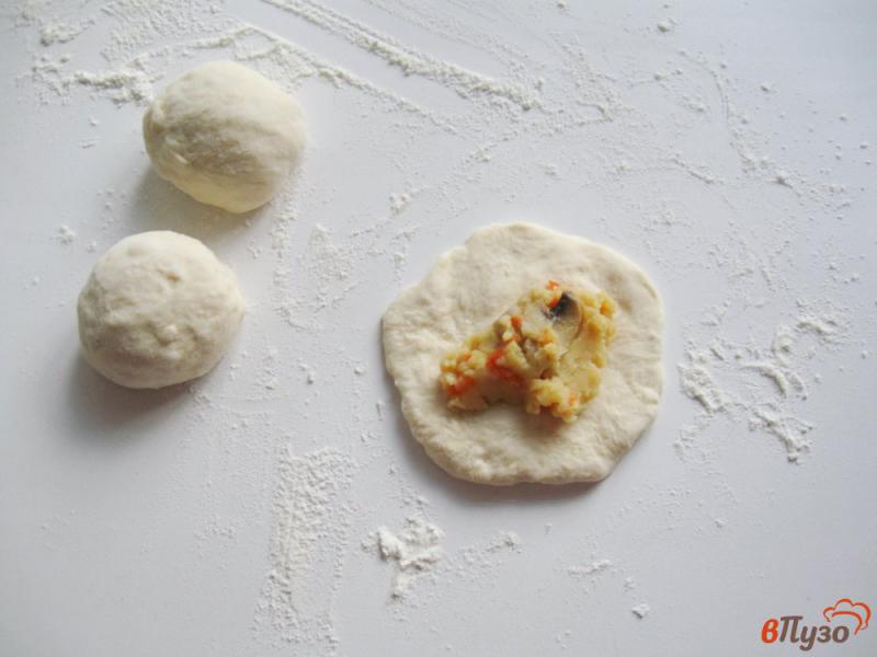 Фото приготовление рецепта: Жареные пирожки с горохом и грибами шаг №7