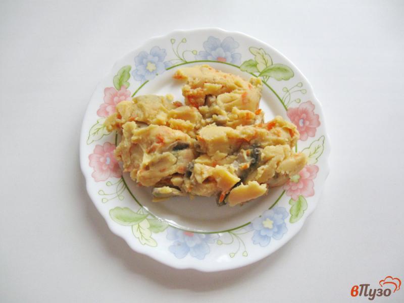 Фото приготовление рецепта: Жареные пирожки с горохом и грибами шаг №5
