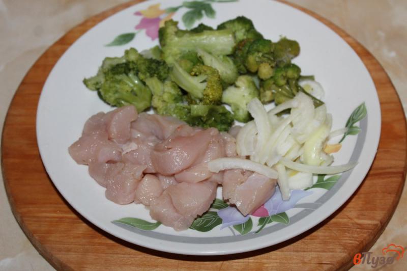 Фото приготовление рецепта: Куриное филе в сметанном соусе с брокколи и сыром шаг №1