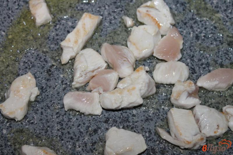 Фото приготовление рецепта: Куриное филе в сметанном соусе с брокколи и сыром шаг №2