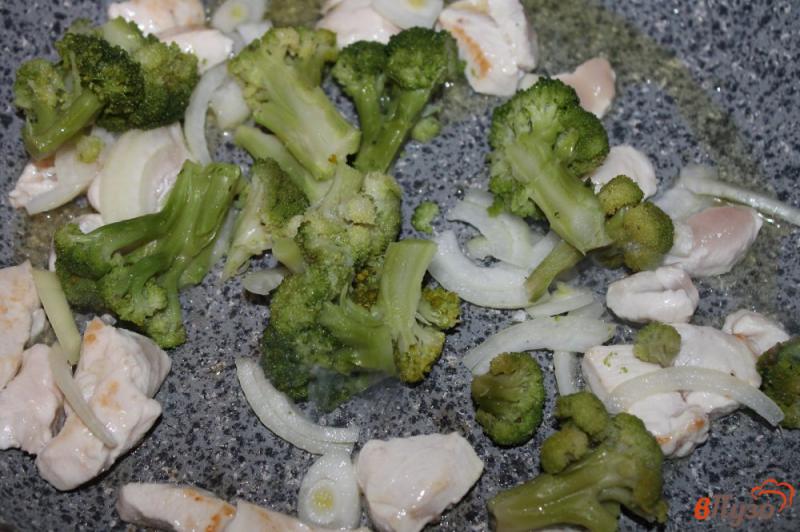Фото приготовление рецепта: Куриное филе в сметанном соусе с брокколи и сыром шаг №3