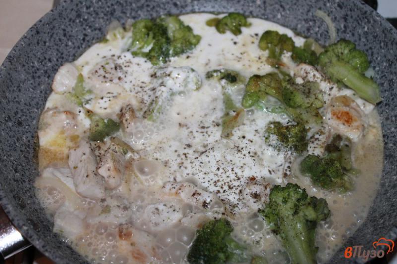 Фото приготовление рецепта: Куриное филе в сметанном соусе с брокколи и сыром шаг №4