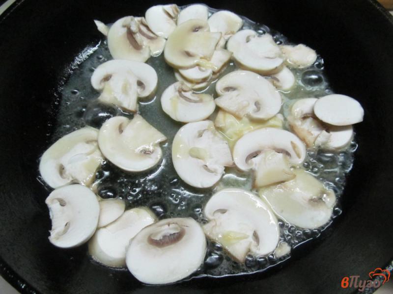 Фото приготовление рецепта: Картофельное пюре с курицей и грибами шаг №6