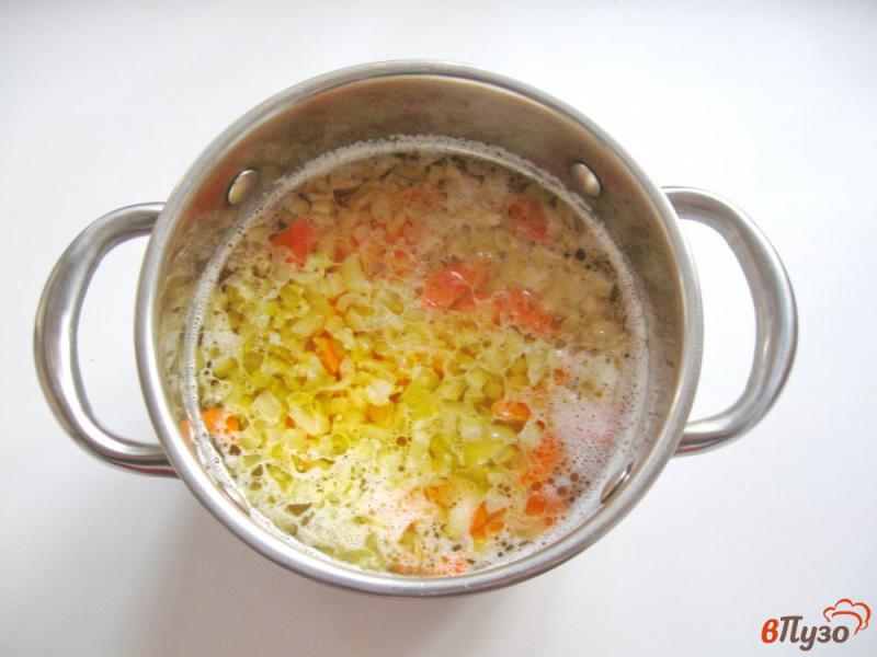 Фото приготовление рецепта: Рисовый суп с грибами и чесноком шаг №3