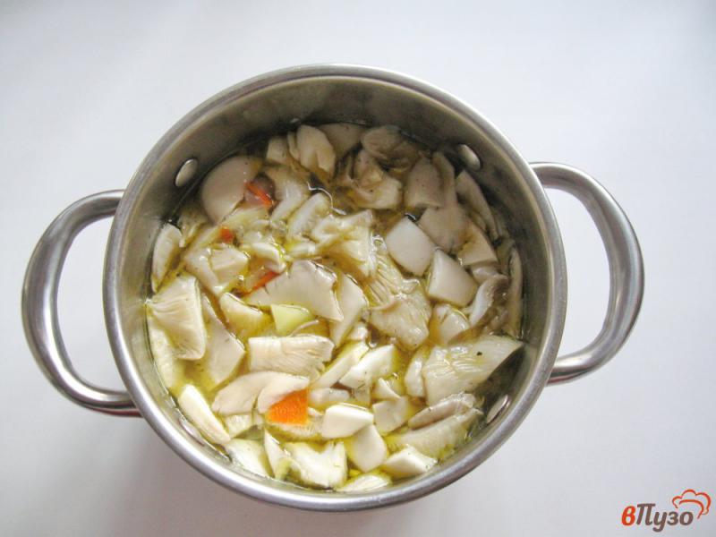 Фото приготовление рецепта: Рисовый суп с грибами и чесноком шаг №6
