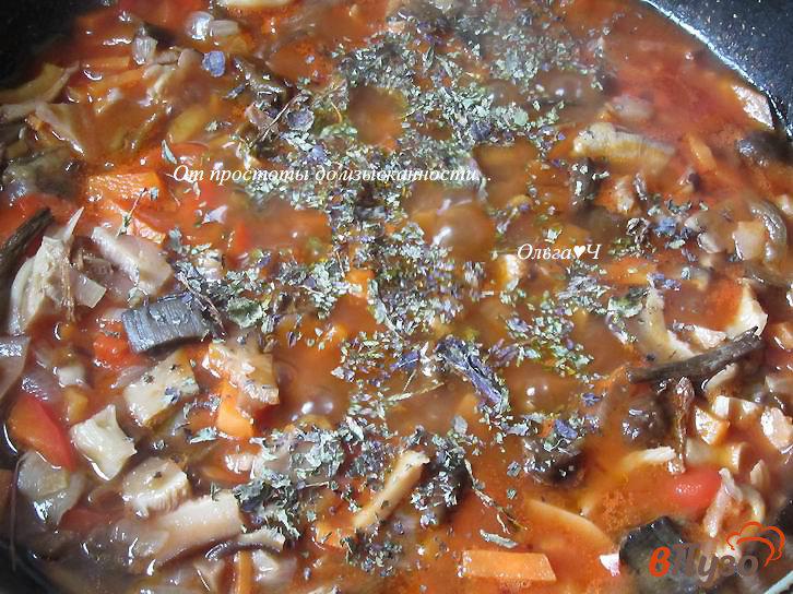 Фото приготовление рецепта: Томатный суп с грибами и базиликом шаг №5